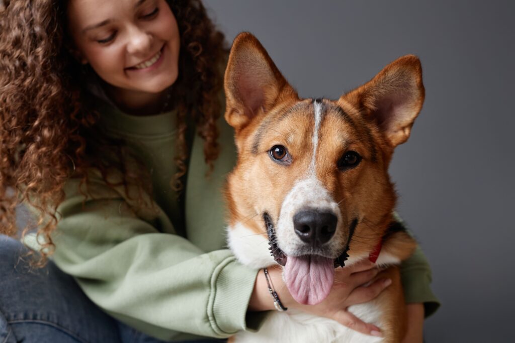 smiling-woman-embracing-her-beloved-dog-indoors-